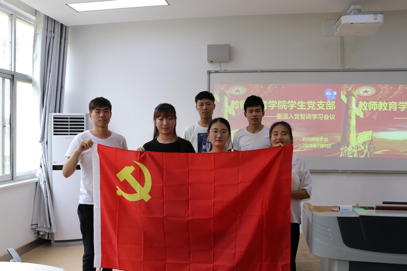 员工党员合影.jpg 员工党员合影.jpg